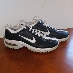 A Nike golfing shoes sport performance